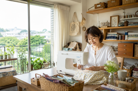 50代の単身女性が老後を見据えて購入した安心感のある明るいマイホームのリビングと趣味の作業スペース