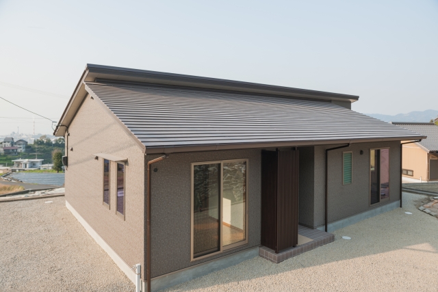 深い軒と落ち着いた色の外壁を採用したモダンな平屋住宅の外観